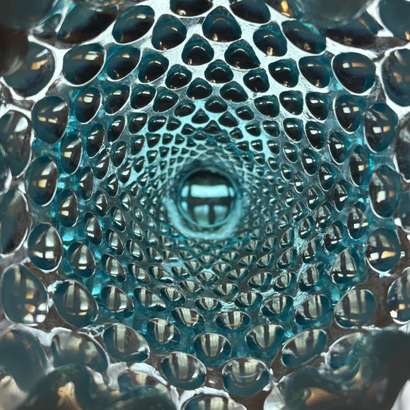 Vintage Fenton Blue Opalescent Hobnail Glass Vase - Picture 6 of 9